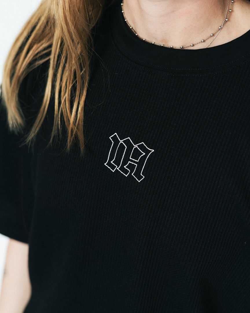 Blød, komfortabel og lavet til at følge dig hele dagen – både til træning og alt der indimellem!
Vores Waffle T-shirt kombinerer komfort og performance med den perfekte pasform - et oversized fit, med det ikoniske drop shoulder look og et flot fald over brystet.