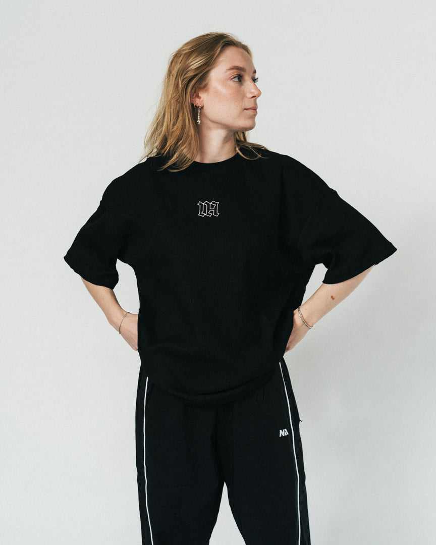 Blød, komfortabel og lavet til at følge dig hele dagen – både til træning og alt der indimellem!
Vores Waffle T-shirt kombinerer komfort og performance med den perfekte pasform - et oversized fit, med det ikoniske drop shoulder look og et flot fald over brystet.