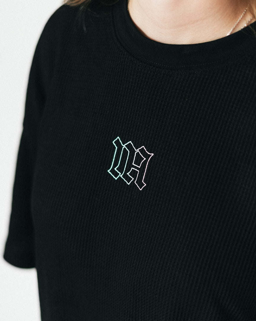 Blød, komfortabel og lavet til at følge dig hele dagen – både til træning og alt der indimellem!
Vores Waffle T-shirt kombinerer komfort og performance med den perfekte pasform - et oversized fit, med det ikoniske drop shoulder look og et flot fald over brystet.