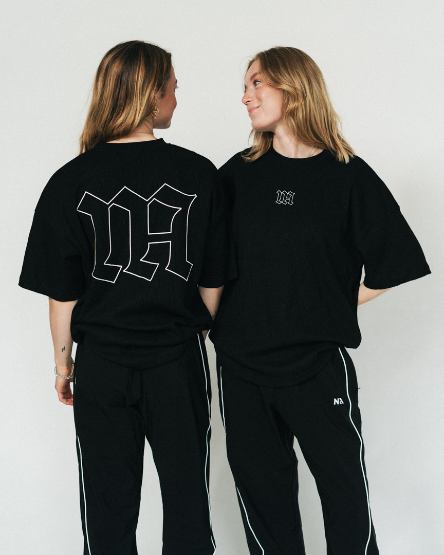Blød, komfortabel og lavet til at følge dig hele dagen – både til træning og alt der indimellem!
Vores Waffle T-shirt kombinerer komfort og performance med den perfekte pasform - et oversized fit, med det ikoniske drop shoulder look og et flot fald over brystet.