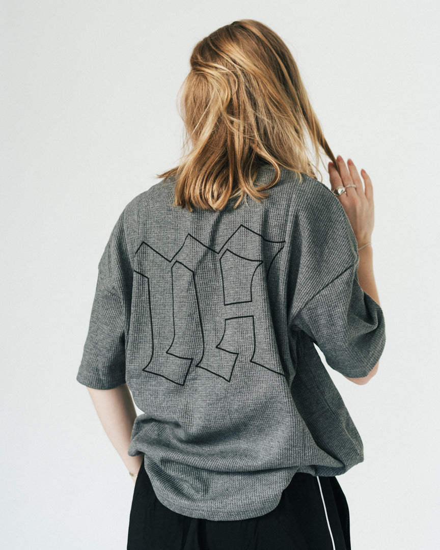 Blød, komfortabel og lavet til at følge dig hele dagen – både til træning og alt der indimellem!
Vores Waffle T-shirt kombinerer komfort og performance med den perfekte pasform - et oversized fit, med det ikoniske drop shoulder look og et flot fald over brystet.