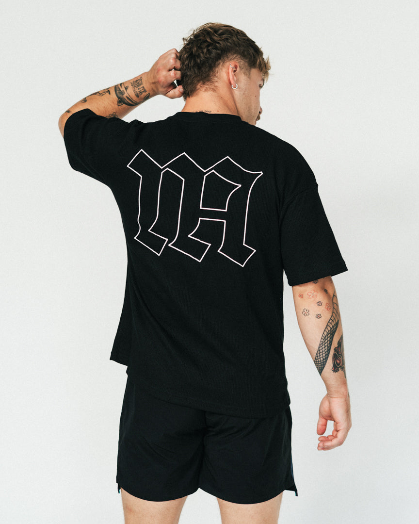 Blød, komfortabel og lavet til at følge dig hele dagen – både til træning og alt der indimellem!
Vores Waffle T-shirt kombinerer komfort og performance med den perfekte pasform - et oversized fit, med det ikoniske drop shoulder look og et flot fald over brystet.
