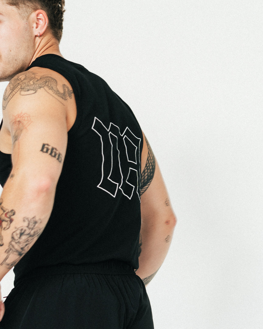 NA's Active Tank Top er den&nbsp;perfekte tank top&nbsp;til dig der elsker styrketræning, fitness og Hyrox og som ønsker en komfortabel og blød top, som sidder&nbsp;tæt over brystet&nbsp;og holder pasformen. Det perfekte muscle fit med vores velkendte Gothic print, som kan bruges både til&nbsp;træning&nbsp;og til&nbsp;hverdag.