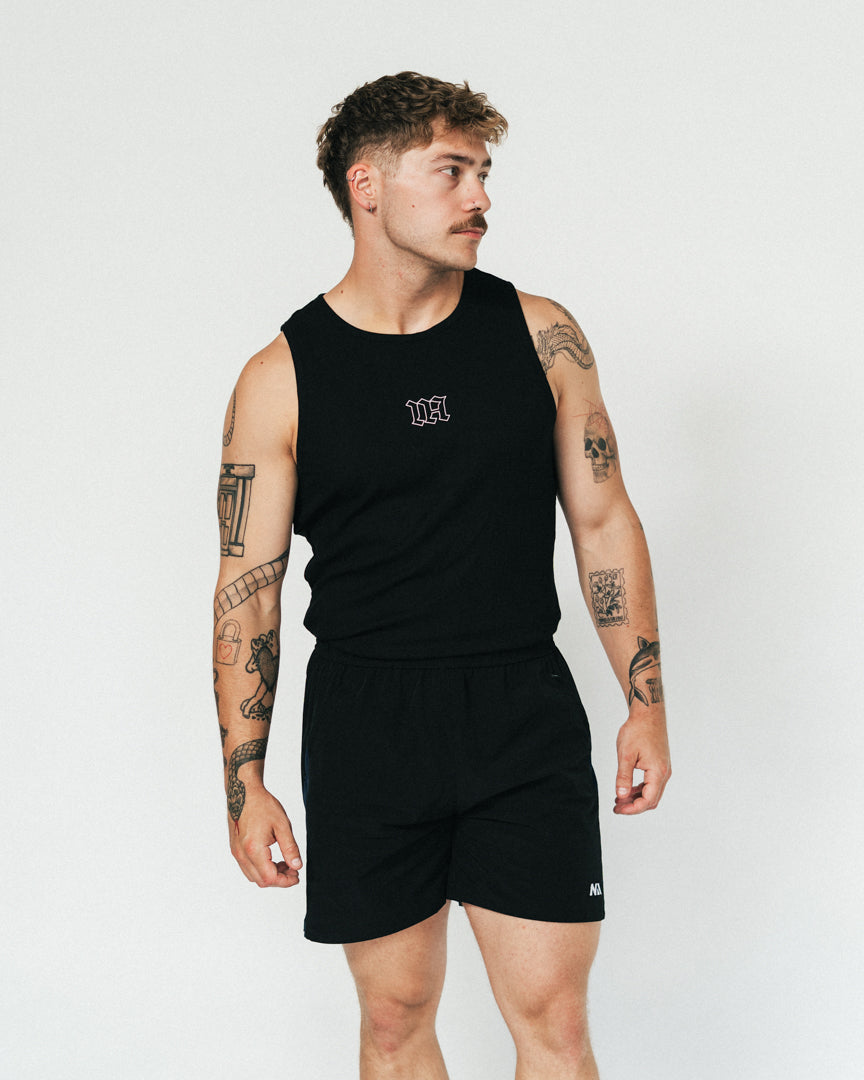 NA's Active Tank Top er den&nbsp;perfekte tank top&nbsp;til dig der elsker styrketræning, fitness og Hyrox og som ønsker en komfortabel og blød top, som sidder&nbsp;tæt over brystet&nbsp;og holder pasformen. Det perfekte muscle fit med vores velkendte Gothic print, som kan bruges både til&nbsp;træning&nbsp;og til&nbsp;hverdag.