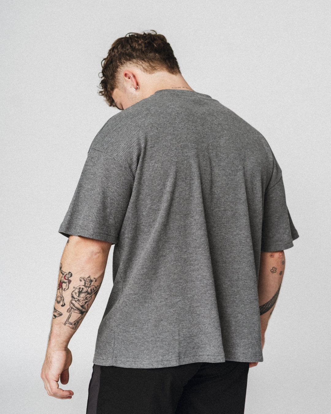 Blød, komfortabel og lavet til at følge dig hele dagen – både til træning og alt det indimellem!

Vores Waffle T-shirt kombinerer komfort og performance med den perfekte pasform - et oversized fit, med det ikoniske drop shoulder look og et flot fald over brystet.

