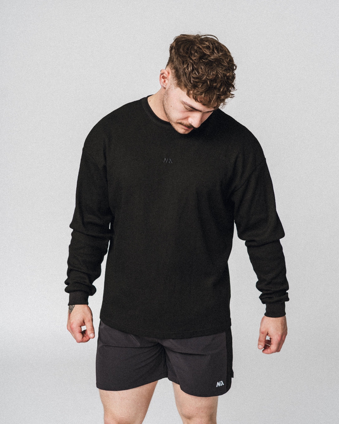 Vores Waffle long sleeve giver et virkelig stilet og unikt look og er designet til samtidig at være den perfekte trøje til, at have på inde for og ude for centeret. Ultrablødt og åndbart materiale forenet med en pasform der klæder al form for aktivitet.

Behold den på under hele din træning eller lad være dit nye yndlings pumpcover!