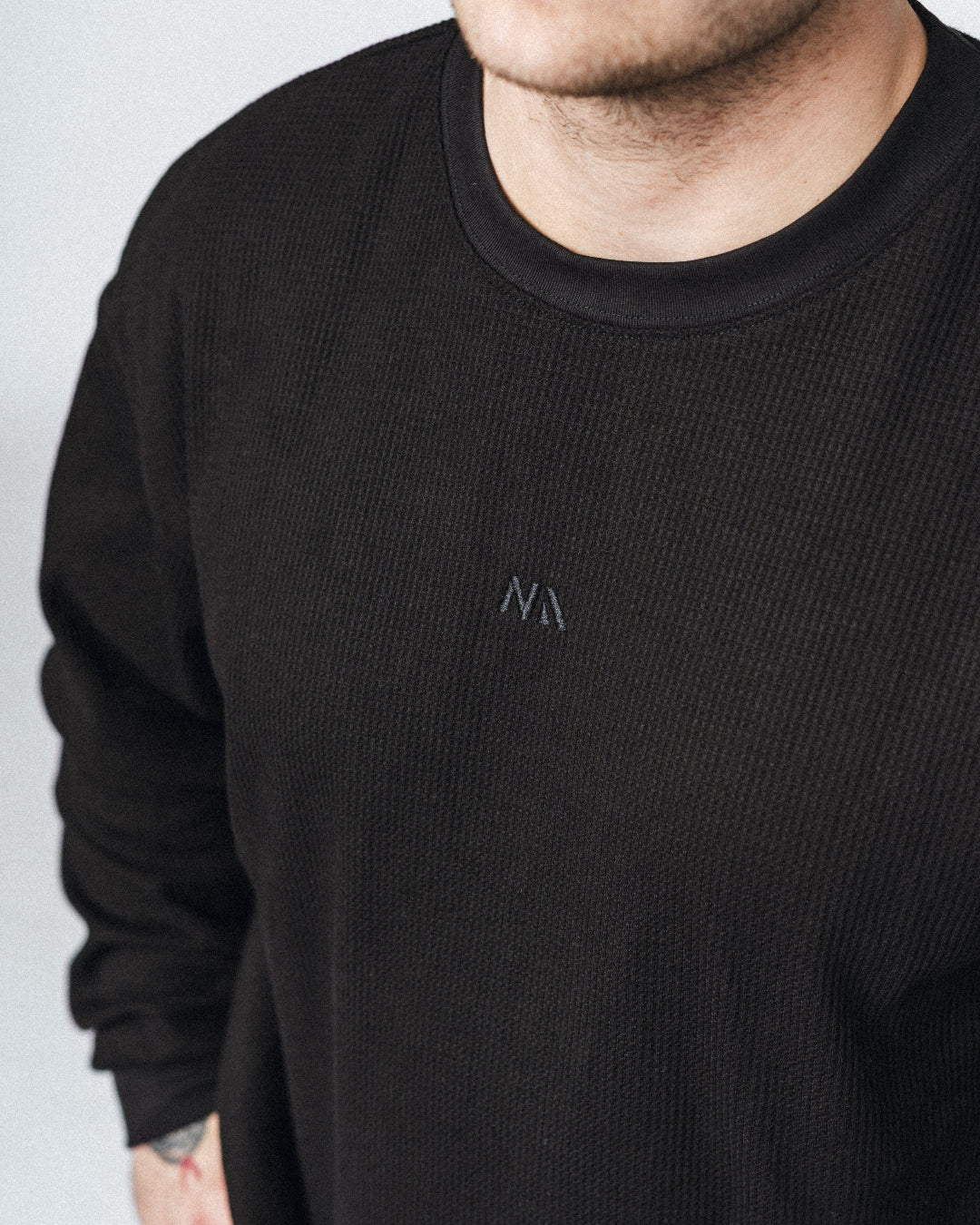 Vores Waffle long sleeve giver et virkelig stilet og unikt look og er designet til samtidig at være den perfekte trøje til, at have på inde for og ude for centeret. Ultrablødt og åndbart materiale forenet med en pasform der klæder al form for aktivitet.

Behold den på under hele din træning eller lad være dit nye yndlings pumpcover!