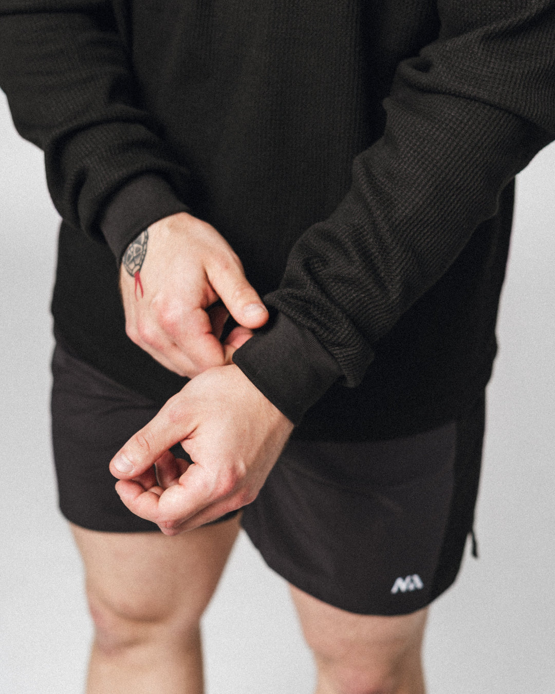 Vores Waffle long sleeve giver et virkelig stilet og unikt look og er designet til samtidig at være den perfekte trøje til, at have på inde for og ude for centeret. Ultrablødt og åndbart materiale forenet med en pasform der klæder al form for aktivitet.

Behold den på under hele din træning eller lad være dit nye yndlings pumpcover!