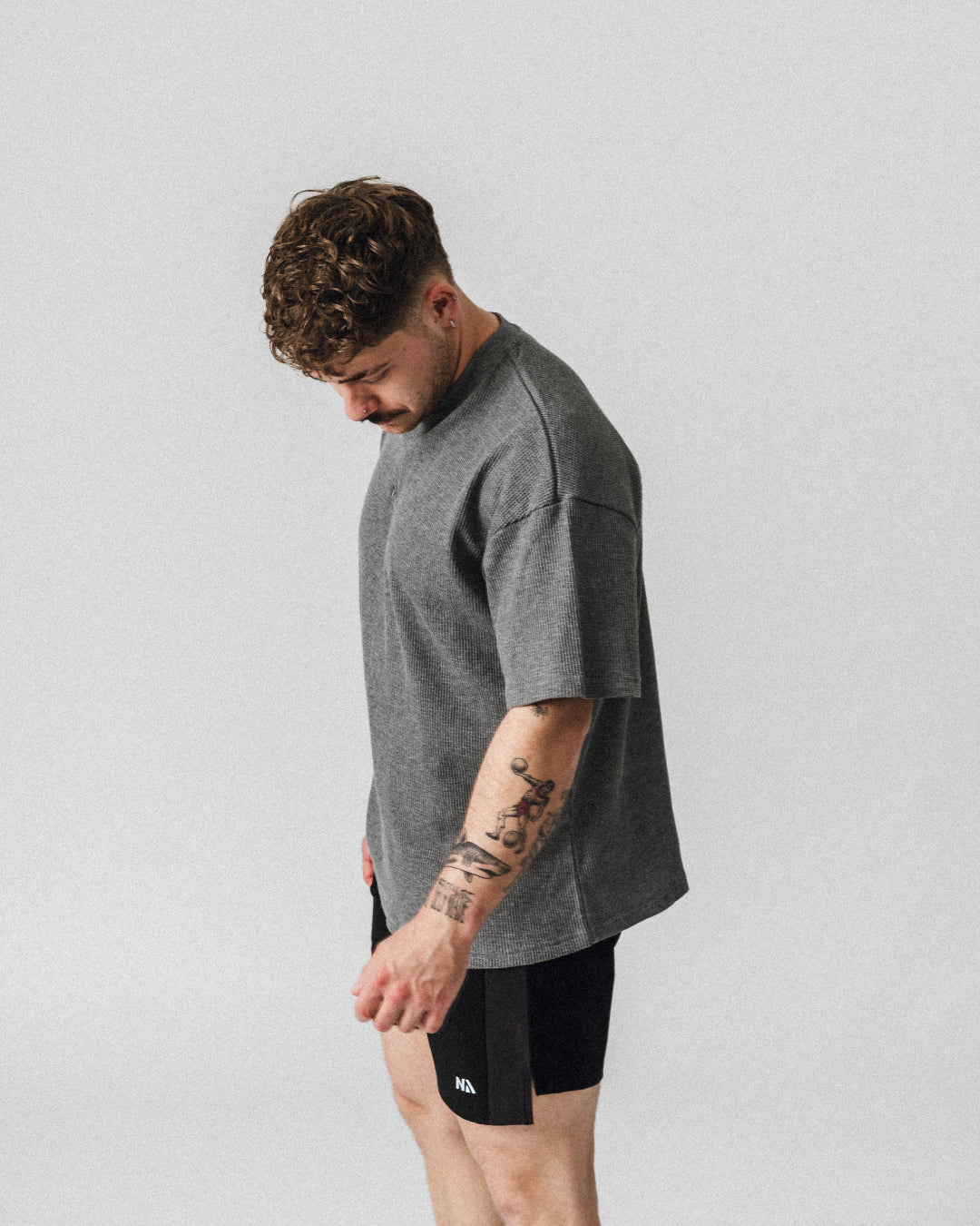 Blød, komfortabel og lavet til at følge dig hele dagen – både til træning og alt det indimellem!

Vores Waffle T-shirt kombinerer komfort og performance med den perfekte pasform - et oversized fit, med det ikoniske drop shoulder look og et flot fald over brystet.
