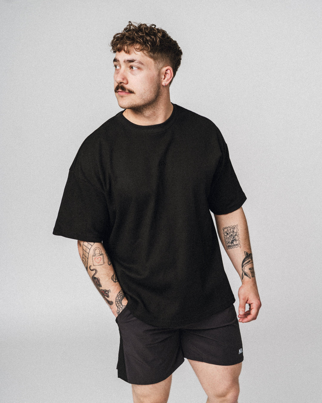Blød, komfortabel og lavet til at følge dig hele dagen – både til træning og alt det indimellem!

Vores Waffle T-shirt kombinerer komfort og performance med den perfekte pasform - et oversized fit, med det ikoniske drop shoulder look og et flot fald over brystet.
