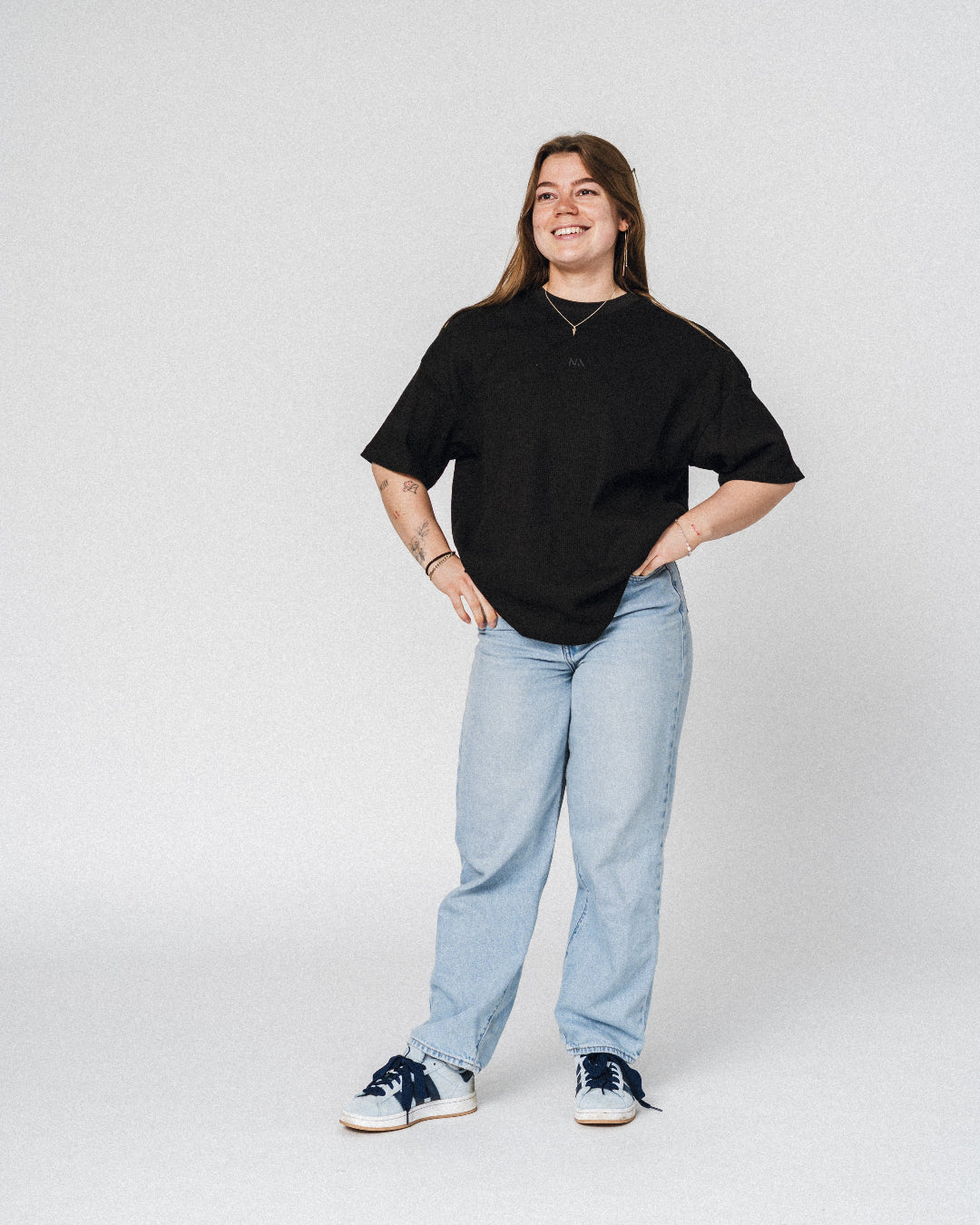 Blød, komfortabel og lavet til at følge dig hele dagen – både til træning og alt det indimellem!

Vores Waffle T-shirt kombinerer komfort og performance med den perfekte pasform - et oversized fit, med det ikoniske drop shoulder look og et flot fald over brystet.
