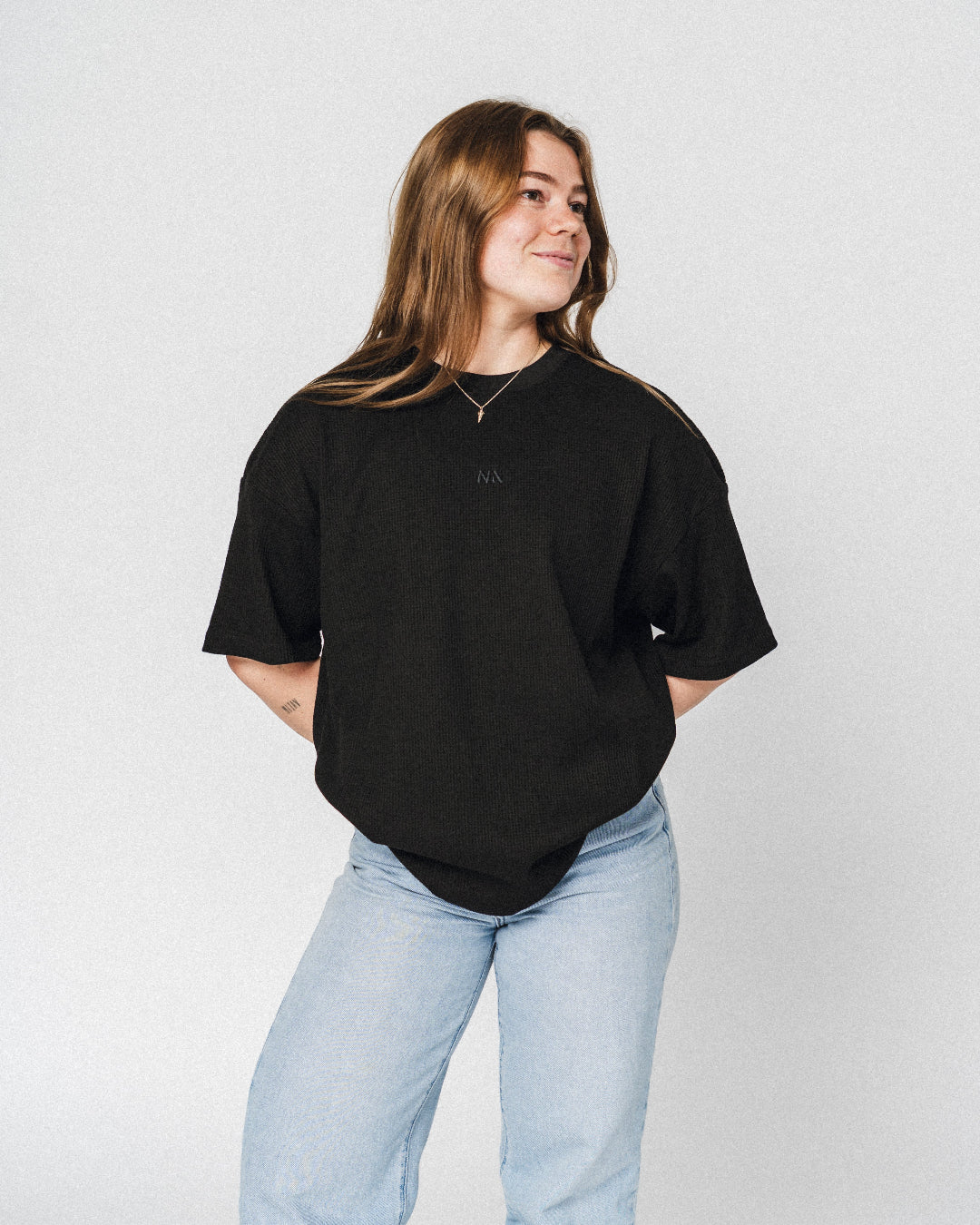 Blød, komfortabel og lavet til at følge dig hele dagen – både til træning og alt det indimellem!

Vores Waffle T-shirt kombinerer komfort og performance med den perfekte pasform - et oversized fit, med det ikoniske drop shoulder look og et flot fald over brystet.

