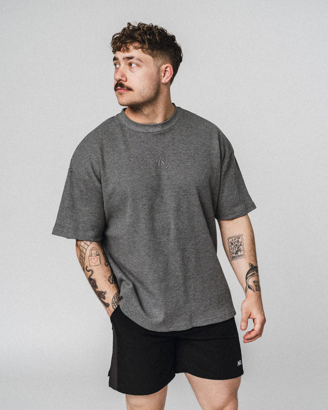 Blød, komfortabel og lavet til at følge dig hele dagen – både til træning og alt det indimellem!

Vores Waffle T-shirt kombinerer komfort og performance med den perfekte pasform - et oversized fit, med det ikoniske drop shoulder look og et flot fald over brystet.
