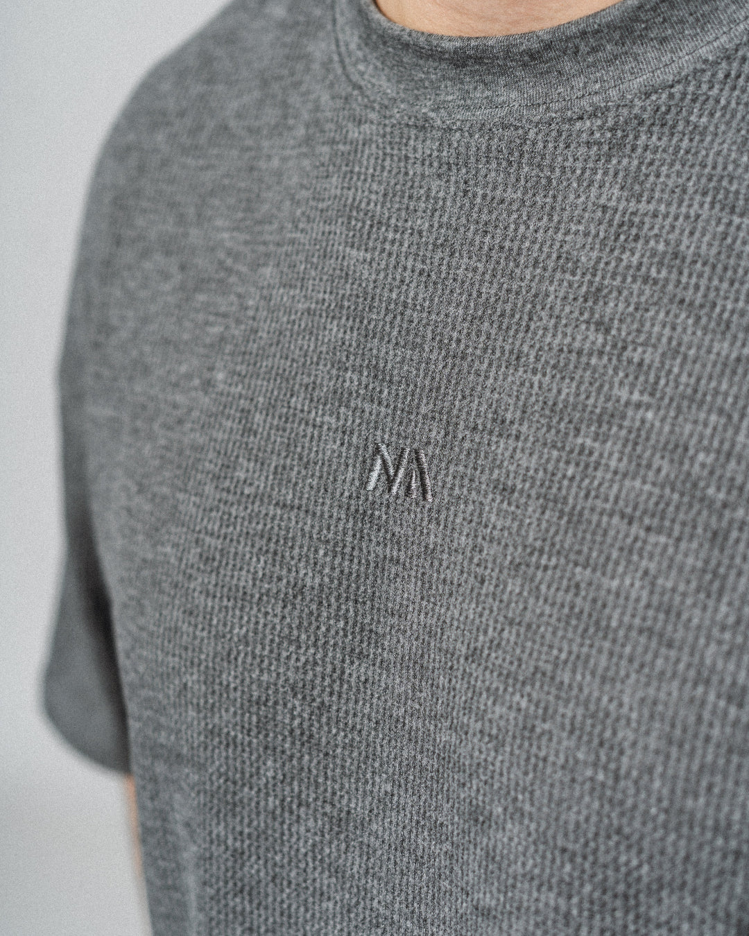 Blød, komfortabel og lavet til at følge dig hele dagen – både til træning og alt det indimellem!

Vores Waffle T-shirt kombinerer komfort og performance med den perfekte pasform - et oversized fit, med det ikoniske drop shoulder look og et flot fald over brystet.
