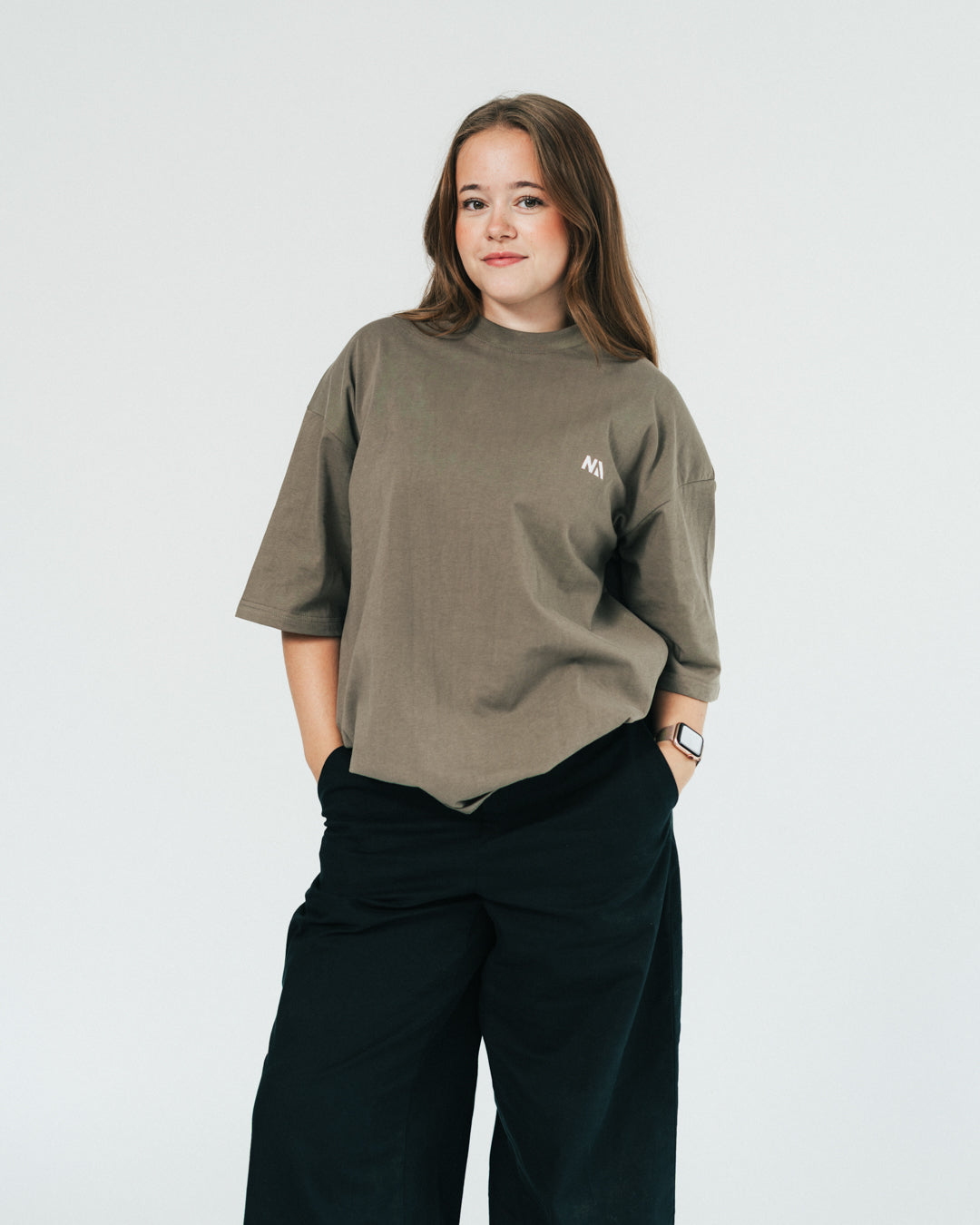NA's Oversized t-shirt er beskrevet som det perfekte pump cover, gennemført pasform og maksimal komfort. Det bløde og åndbare bomuld kombineret med det ikoniske oversized box fit - gør den ideel som både træningstrøje og casual hverdagslook. Med drop shoulders og et naturligt fald over brystet, der skaber en flatterende silhuet, går du aldrig galt i byen med den her t-shirt.