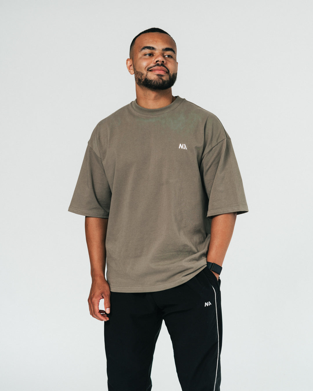 NA's Oversized t-shirt er beskrevet som det perfekte pump cover, gennemført pasform og maksimal komfort. Det bløde og åndbare bomuld kombineret med det ikoniske oversized box fit - gør den ideel som både træningstrøje og casual hverdagslook. Med drop shoulders og et naturligt fald over brystet, der skaber en flatterende silhuet, går du aldrig galt i byen med den her t-shirt.