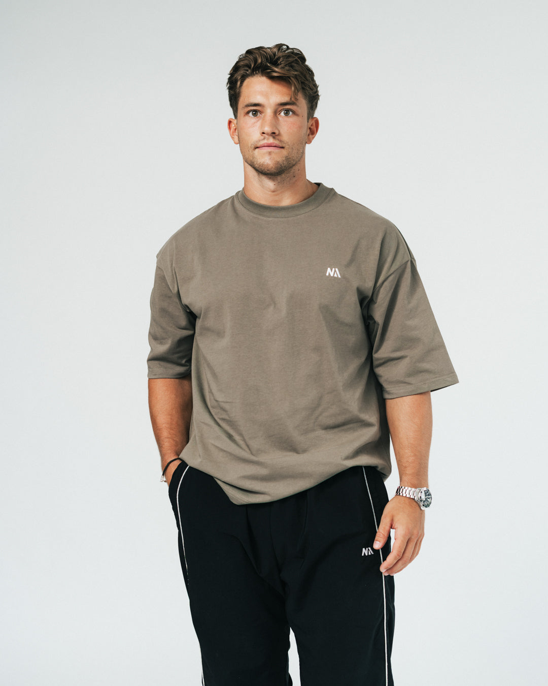 NA's Oversized t-shirt er beskrevet som det perfekte pump cover, gennemført pasform og maksimal komfort. Det bløde og åndbare bomuld kombineret med det ikoniske oversized box fit - gør den ideel som både træningstrøje og casual hverdagslook. Med drop shoulders og et naturligt fald over brystet, der skaber en flatterende silhuet, går du aldrig galt i byen med den her t-shirt.