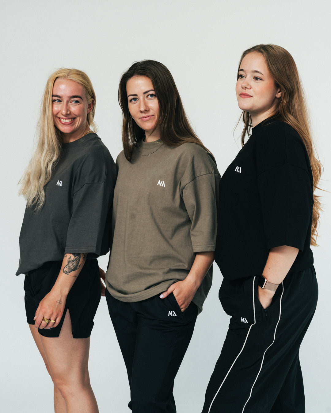 NA's Oversized t-shirt er beskrevet som det perfekte pump cover, gennemført pasform og maksimal komfort. Det bløde og åndbare bomuld kombineret med det ikoniske oversized box fit - gør den ideel som både træningstrøje og casual hverdagslook. Med drop shoulders og et naturligt fald over brystet, der skaber en flatterende silhuet, går du aldrig galt i byen med den her t-shirt.