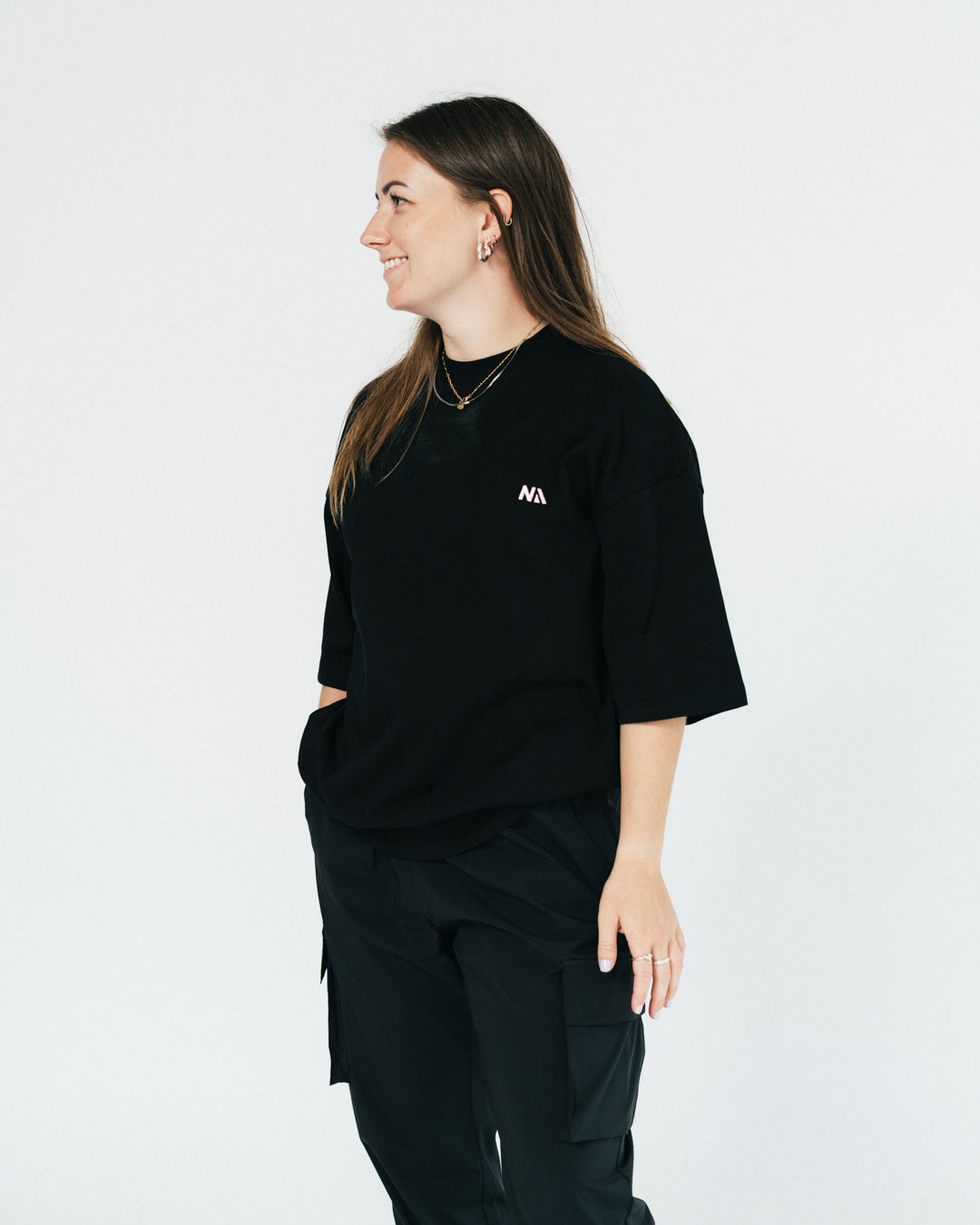 NA's Oversized t-shirt er beskrevet som det perfekte pump cover, gennemført pasform og maksimal komfort. Det bløde og åndbare bomuld kombineret med det ikoniske oversized box fit - gør den ideel som både træningstrøje og casual hverdagslook. Med drop shoulders og et naturligt fald over brystet, der skaber en flatterende silhuet, går du aldrig galt i byen med den her t-shirt.
