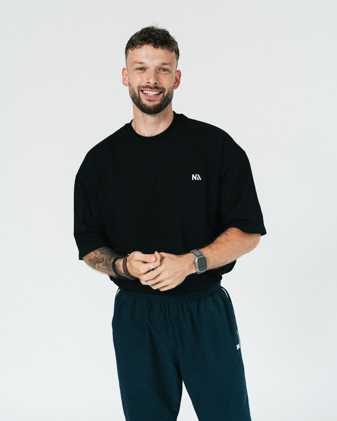 NA's Oversized t-shirt er beskrevet som det perfekte pump cover, gennemført pasform og maksimal komfort. Det bløde og åndbare bomuld kombineret med det ikoniske oversized box fit - gør den ideel som både træningstrøje og casual hverdagslook. Med drop shoulders og et naturligt fald over brystet, der skaber en flatterende silhuet, går du aldrig galt i byen med den her t-shirt.