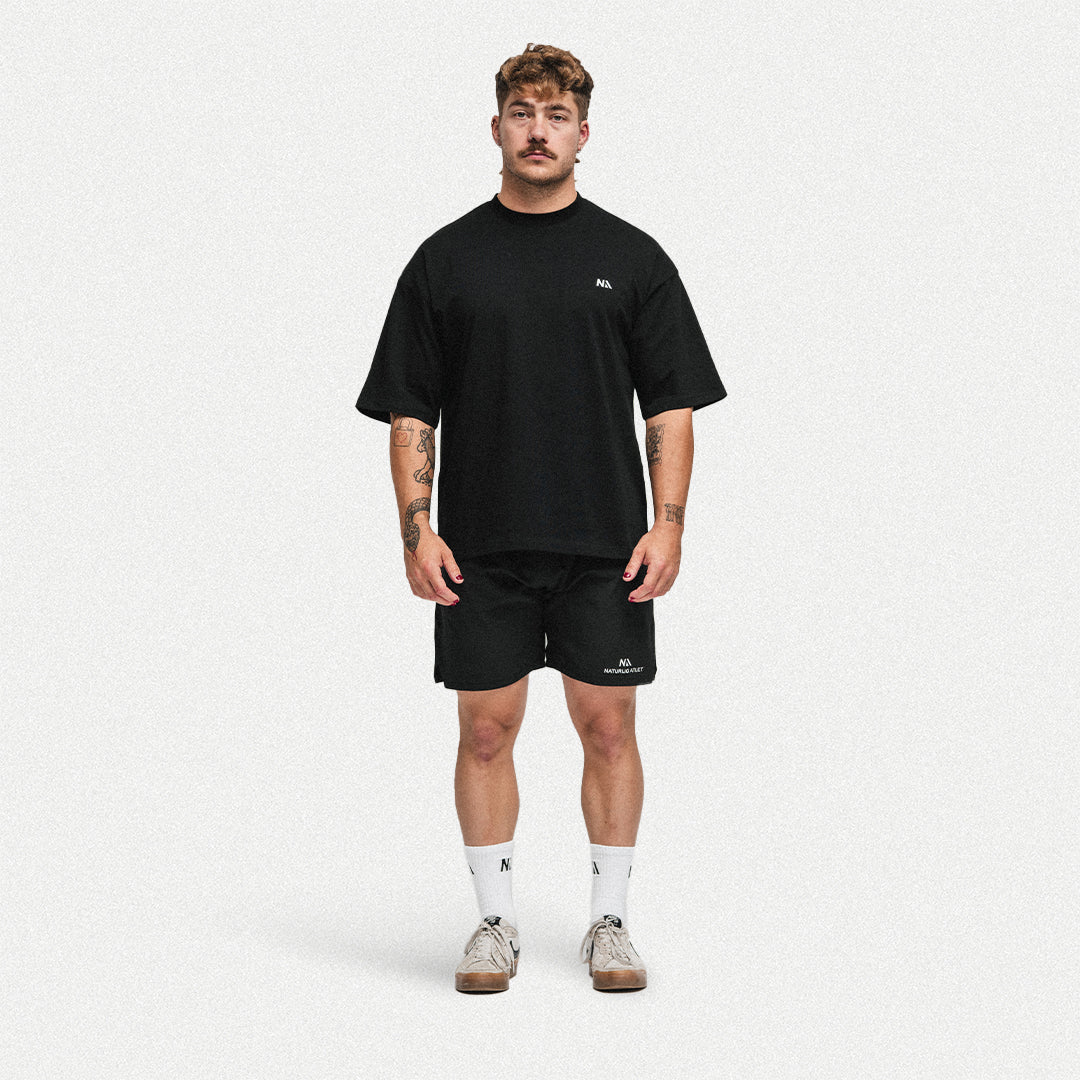 Naturlig Atlets Oversized T-shirt er intet mindre end det perfekte pump cover. Designet i et gennemført box fit med drop shoulders i 100% 240gsm tætvævet bomuld, som gør den både behagelig og utrolig blød at træne i.