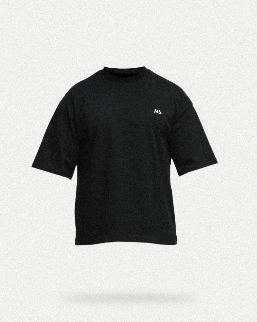 Naturlig Atlets Oversized T-shirt er intet mindre end det perfekte pump cover. Designet i et gennemført box fit med drop shoulders i 100% 240gsm tætvævet bomuld, som gør den både behagelig og utrolig blød at træne i.