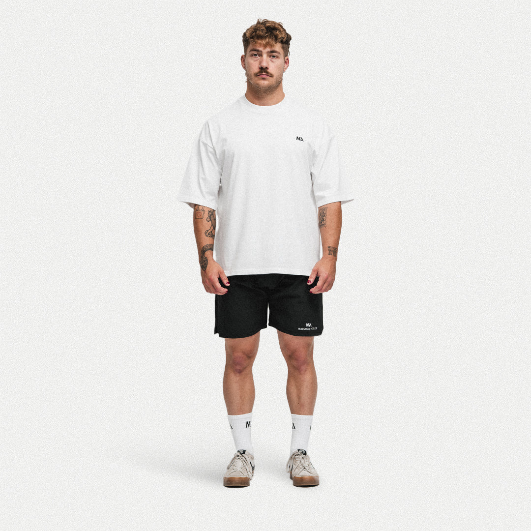 Naturlig Atlets Oversized T-shirt er intet mindre end det perfekte pump cover. Designet i et gennemført box fit med drop shoulders i 100% 240gsm tætvævet bomuld, som gør den både behagelig og utrolig blød at træne i.