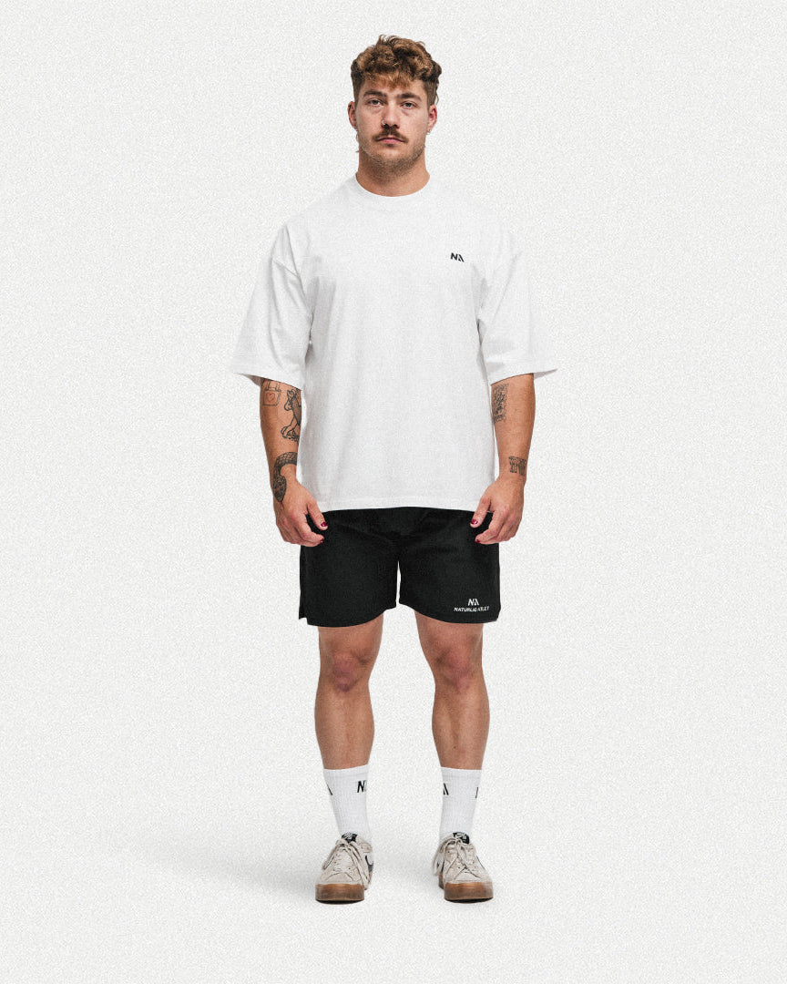 Naturlig Atlets Oversized T-shirt er intet mindre end det perfekte pump cover. Designet i et gennemført box fit med drop shoulders i 100% 240gsm tætvævet bomuld, som gør den både behagelig og utrolig blød at træne i.