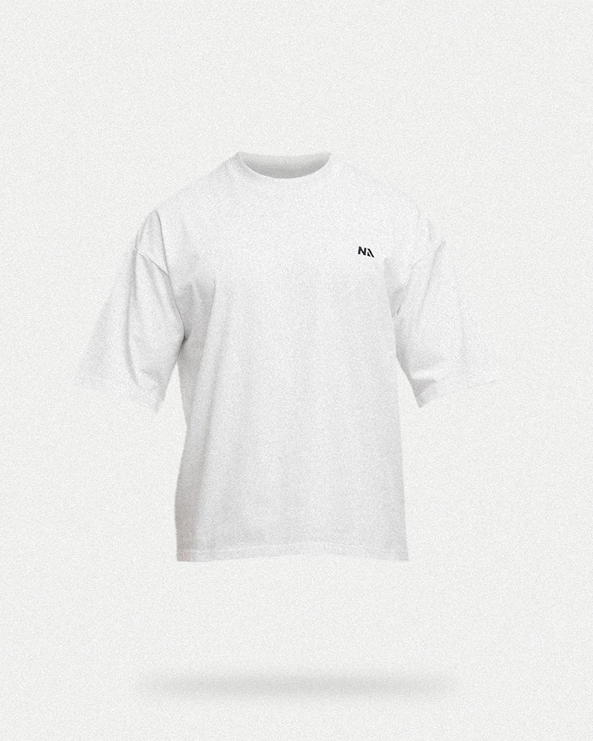 Naturlig Atlets Oversized T-shirt er intet mindre end det perfekte pump cover. Designet i et gennemført box fit med drop shoulders i 100% 240gsm tætvævet bomuld, som gør den både behagelig og utrolig blød at træne i.