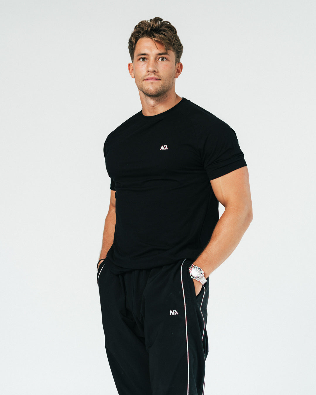 Oplev den perfekte pasform med NA's Performance T-shirt – designet til dig, der ønsker en tætsiddende muscle fit t-shirt, der både er strækbar og holder formen vask efter vask.

Denne trænings t-shirt kombinerer funktionalitet og stil med strategisk placerede syninger, der fremhæver skuldre, bryst og arme – alt sammen i et enkelt og minimalistisk design. Ideel til både træning og hverdagsbrug, hvor komfort og udseende er i fokus.