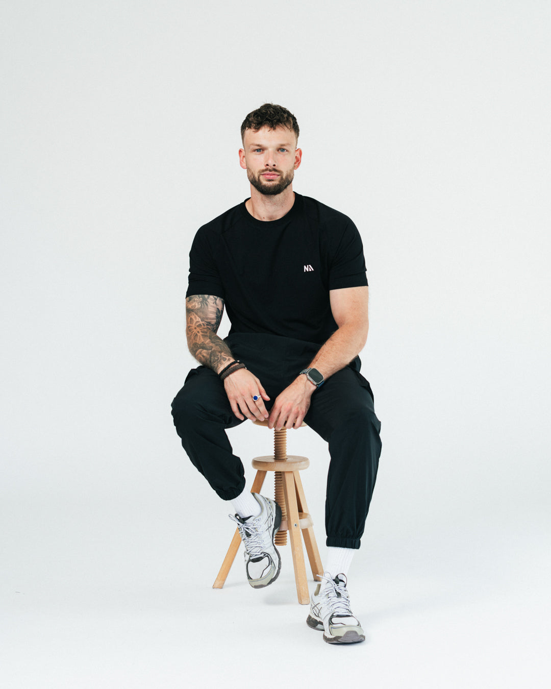 Oplev den perfekte pasform med NA's Performance T-shirt – designet til dig, der ønsker en tætsiddende muscle fit t-shirt, der både er strækbar og holder formen vask efter vask.

Denne trænings t-shirt kombinerer funktionalitet og stil med strategisk placerede syninger, der fremhæver skuldre, bryst og arme – alt sammen i et enkelt og minimalistisk design. Ideel til både træning og hverdagsbrug, hvor komfort og udseende er i fokus.