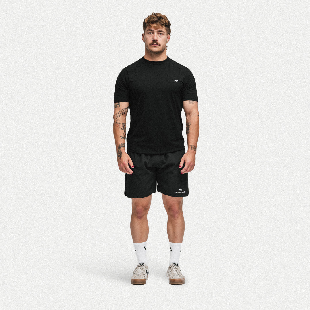 Naturlig Atlets Performance T-shirt er til dig, som ønsker det perfekte muscle fit i en komfortabel tee, der er strækbar, men altid holder formen.