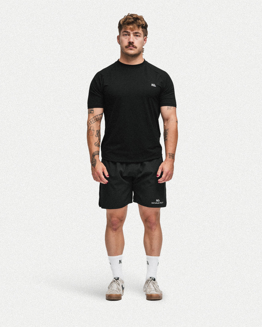 Naturlig Atlets Performance T-shirt er til dig, som ønsker det perfekte muscle fit i en komfortabel tee, der er strækbar, men altid holder formen.