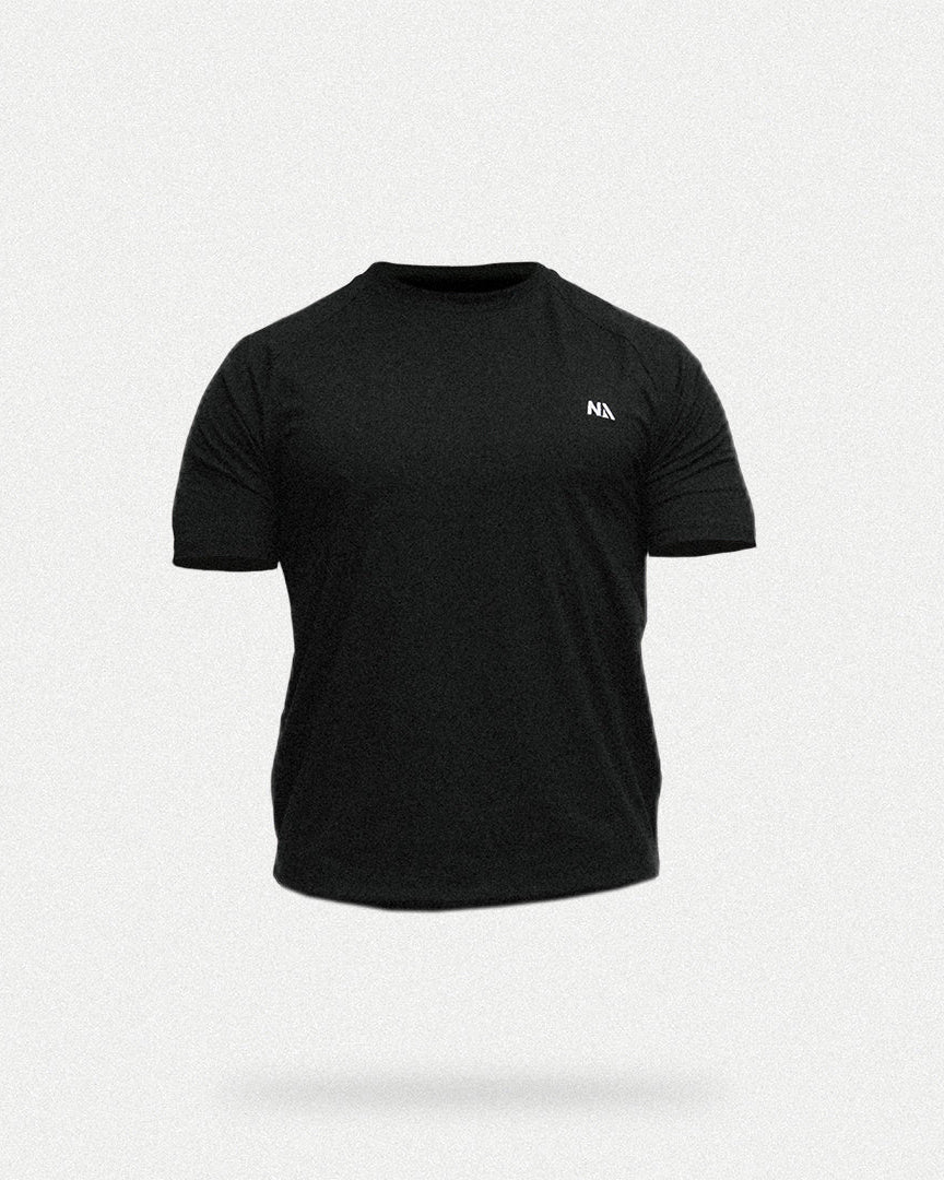 Naturlig Atlets Performance T-shirt er til dig, som ønsker det perfekte muscle fit i en komfortabel tee, der er strækbar, men altid holder formen.
