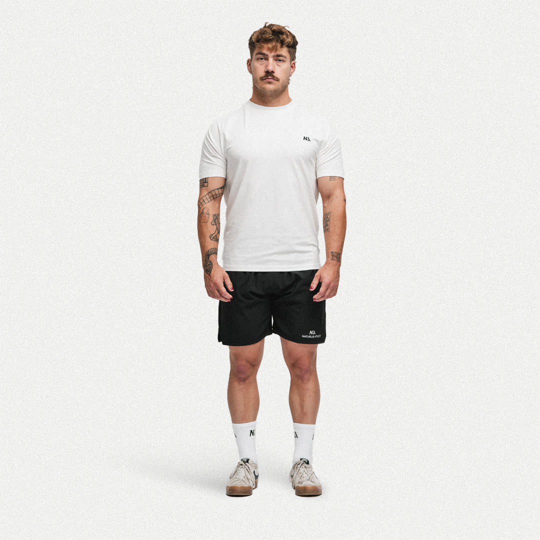 Naturlig Atlets Performance T-shirt er til dig, som ønsker det perfekte muscle fit i en komfortabel tee, der er strækbar, men altid holder formen.