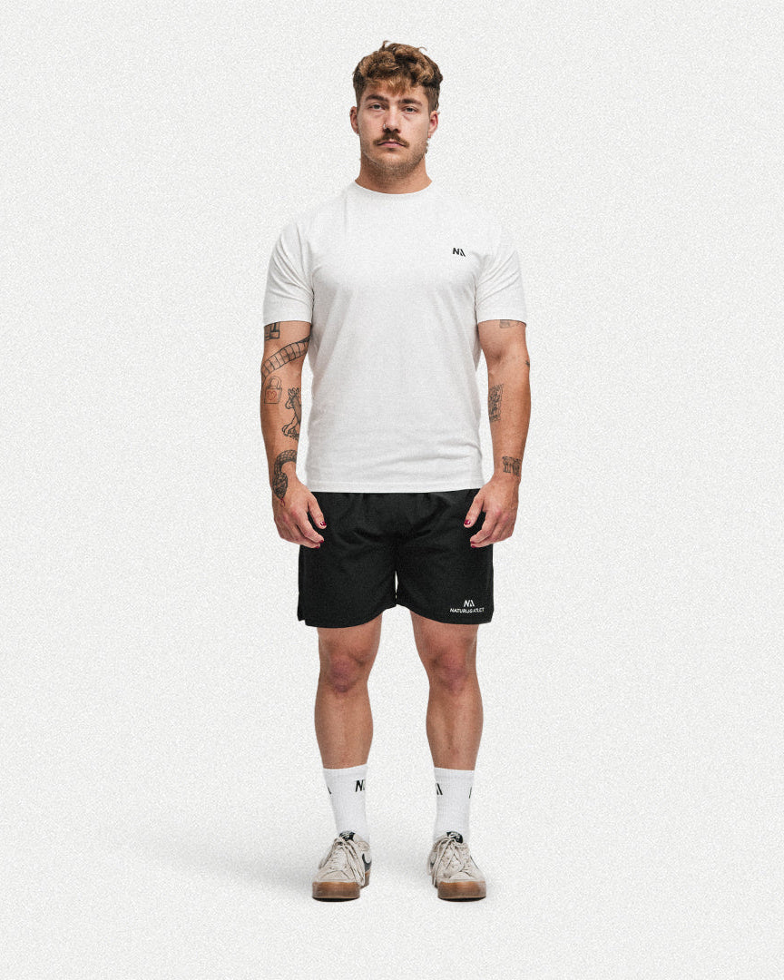 Naturlig Atlets Performance T-shirt er til dig, som ønsker det perfekte muscle fit i en komfortabel tee, der er strækbar, men altid holder formen.