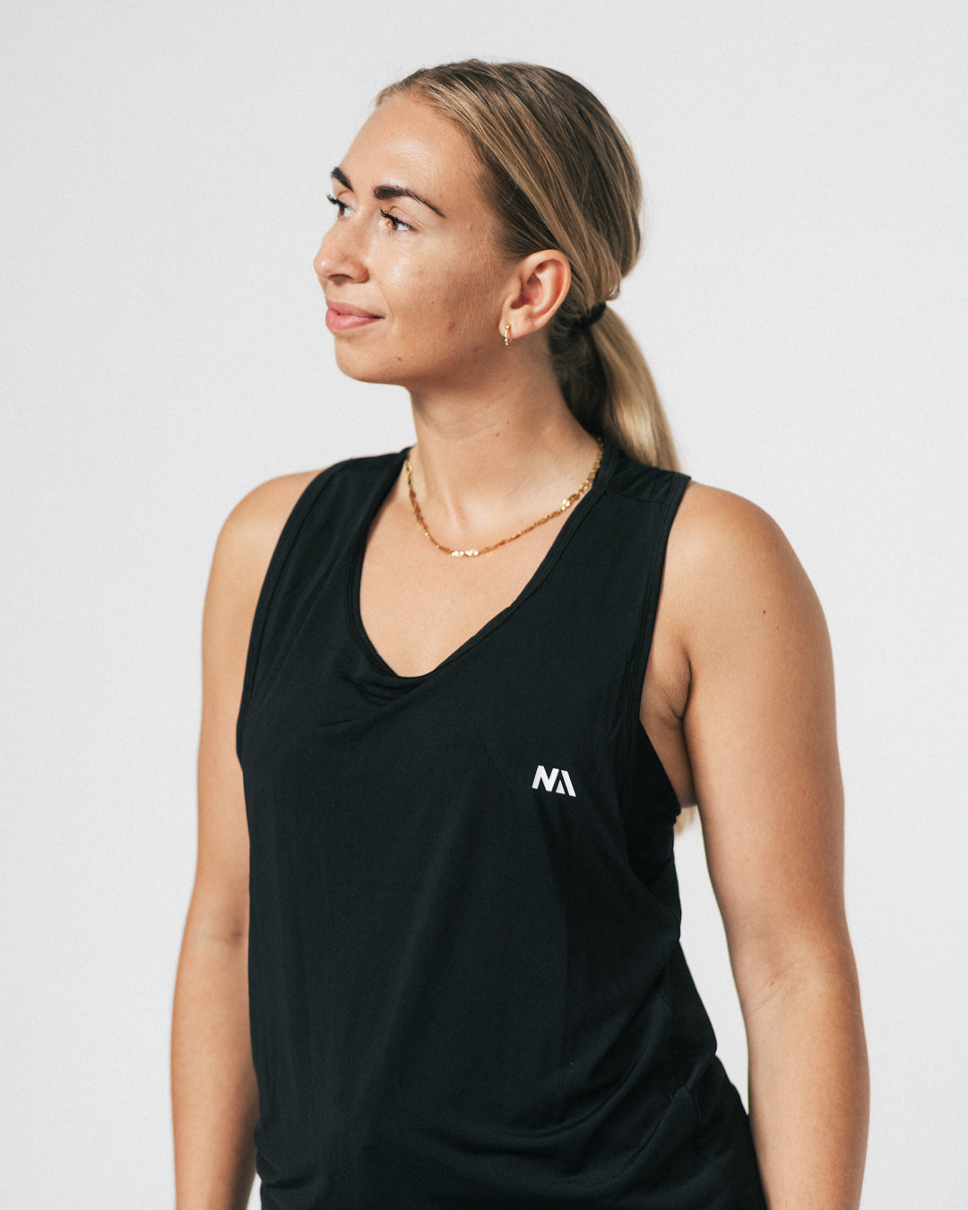 Uanset om du er ny til løb eller erfaren ultraløber, er din nye Running Singlet fra Naturlig Atlet designet til at følge dig hele vejen. Denne letvægts løbe-singlet kombinerer høj åndbarhed med fuld bevægelsesfrihed – perfekt til både varme sommerløb, intervaltræning og lange ture.

Pasformen er sporty og funktionel, med et minimalistisk design, der giver dig friheden til at præstere det DU kan.

Det oplagte valg til dig der skal i gang med løb eller den erfarne der søger en kompromisløs singlet.