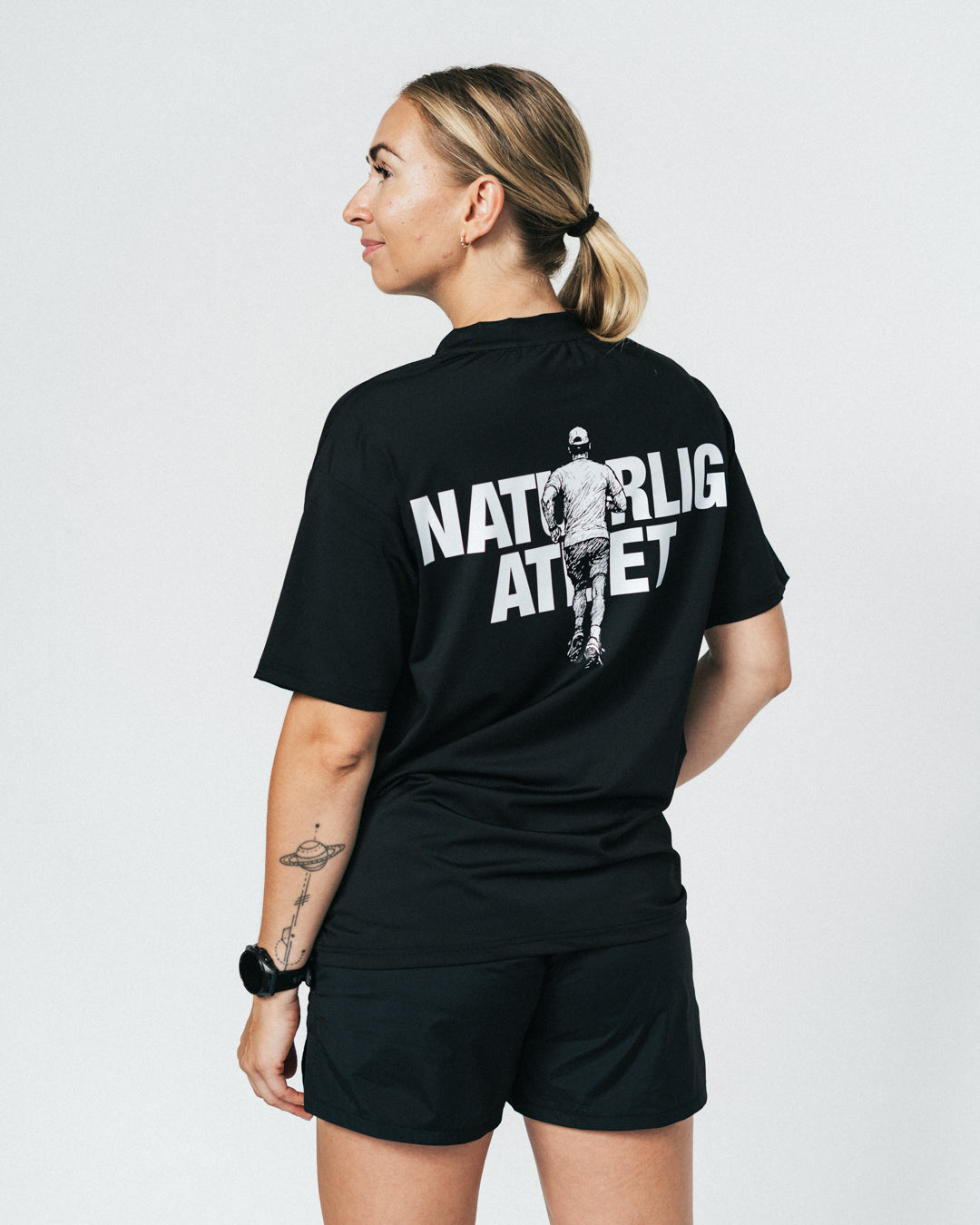 Når du vælger en t-shirt til løb, er det afgørende med den perfekte balance mellem komfort og bevægelsesfrihed – og det er netop, hvad du får med din nye Running T-shirt fra Naturlig Atlet.

T-shirten er designet i et sporty hverdagsfit, der sidder godt på alle. Det bløde, lidt tungere materiale kombinerer høj åndbarhed med effektiv svedtransport, hvilket giver dig en let og behagelig fornemmelse på dine løbeture og ved træning i centeret.
