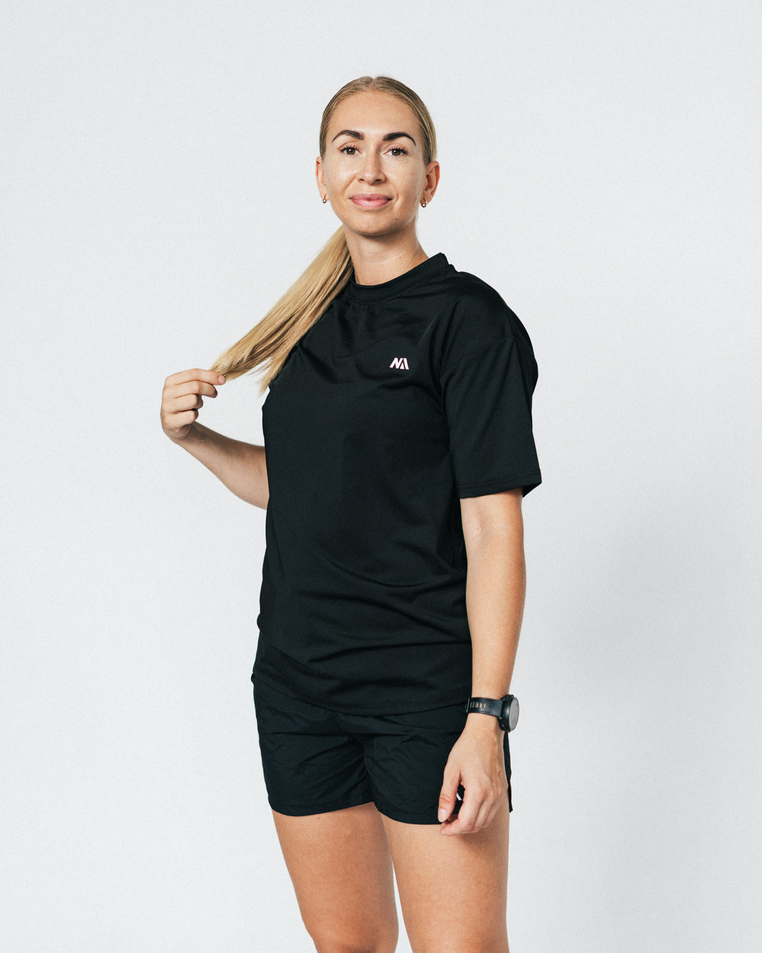 Når du vælger en t-shirt til løb, er det afgørende med den perfekte balance mellem komfort og bevægelsesfrihed – og det er netop, hvad du får med din nye Running T-shirt fra Naturlig Atlet.

T-shirten er designet i et sporty hverdagsfit, der sidder godt på alle. Det bløde, lidt tungere materiale kombinerer høj åndbarhed med effektiv svedtransport, hvilket giver dig en let og behagelig fornemmelse på dine løbeture og ved træning i centeret.