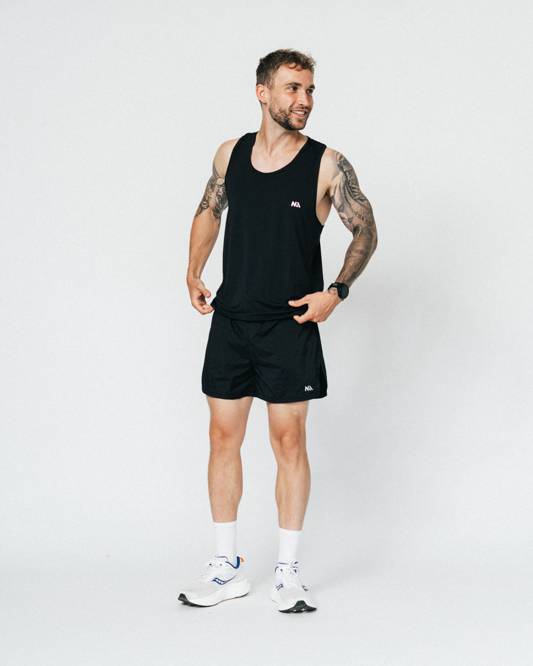 Uanset om du er ny til løb eller erfaren ultraløber, er din nye Running Singlet fra Naturlig Atlet designet til at følge dig hele vejen. Denne letvægts løbe-singlet kombinerer høj åndbarhed med fuld bevægelsesfrihed – perfekt til både varme sommerløb, intervaltræning og lange ture.

Pasformen er sporty og funktionel, med et minimalistisk design, der giver dig friheden til at præstere det DU kan.

Det oplagte valg til dig der skal i gang med løb eller den erfarne der søger en kompromisløs singlet.