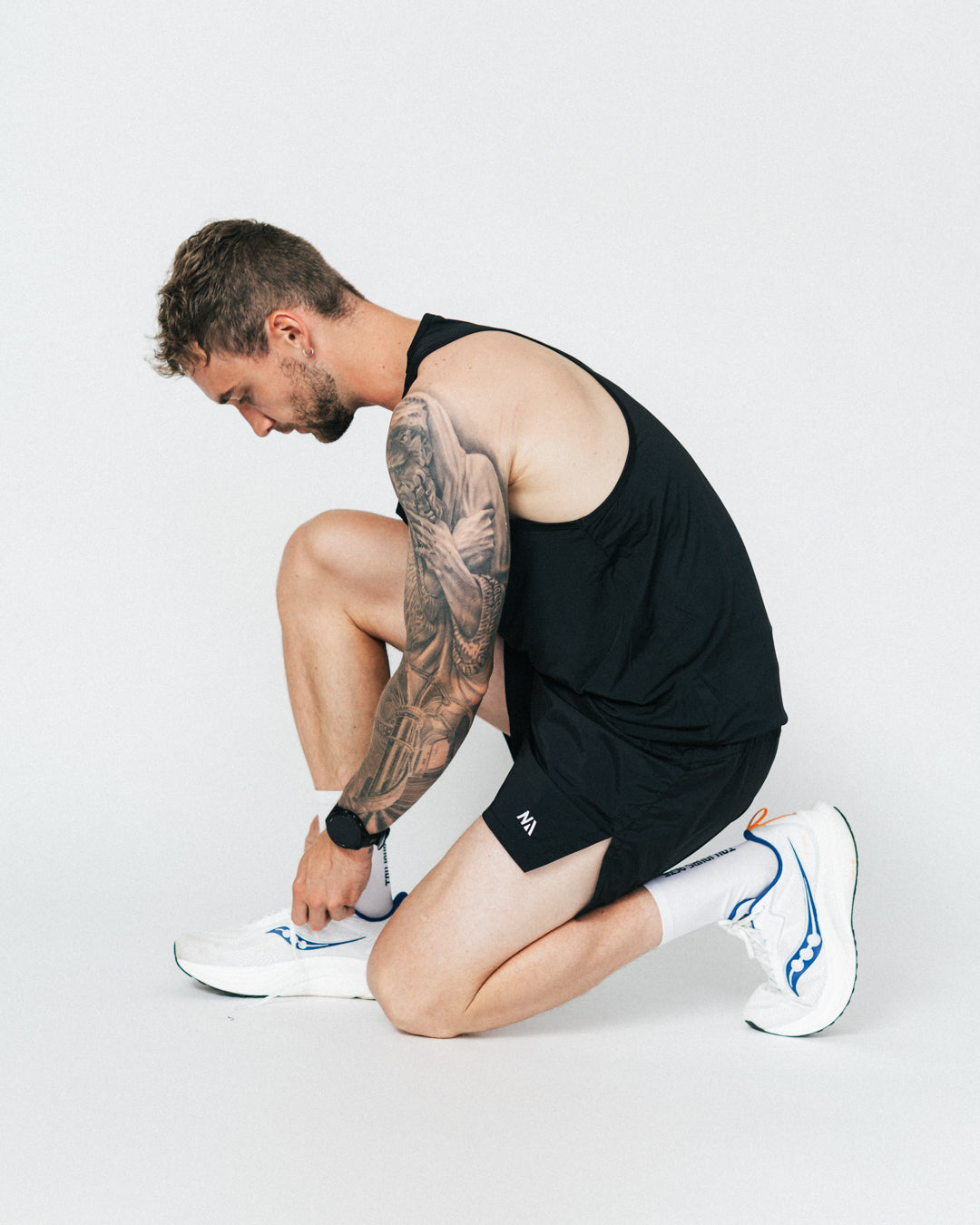 Et minimalistisk design kombineret med fuld bevægelighed og et ultra letvægts materiale, gør vores Running shorts til det oplagte valgt, uanset om du er begynder eller en rutineret løber.

Hver detalje, fra den strategiske slids i siden til valget af snøre, er nøje udvalgt med ét formål: at forene komfort og performance, så du bare skal fokusere på at yde det du kan under din træning. 