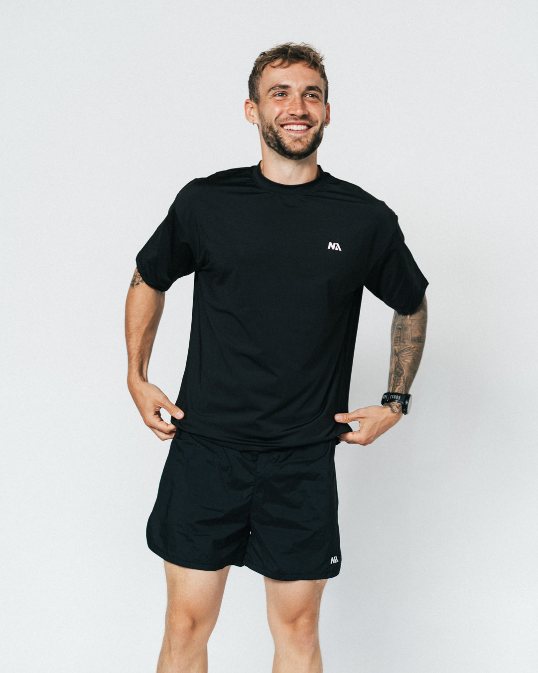 Når du vælger en t-shirt til løb, er det afgørende med den perfekte balance mellem komfort og bevægelsesfrihed – og det er netop, hvad du får med din nye Running T-shirt fra Naturlig Atlet.

T-shirten er designet i et sporty hverdagsfit, der sidder godt på alle. Det bløde, lidt tungere materiale kombinerer høj åndbarhed med effektiv svedtransport, hvilket giver dig en let og behagelig fornemmelse på dine løbeture og ved træning i centeret.