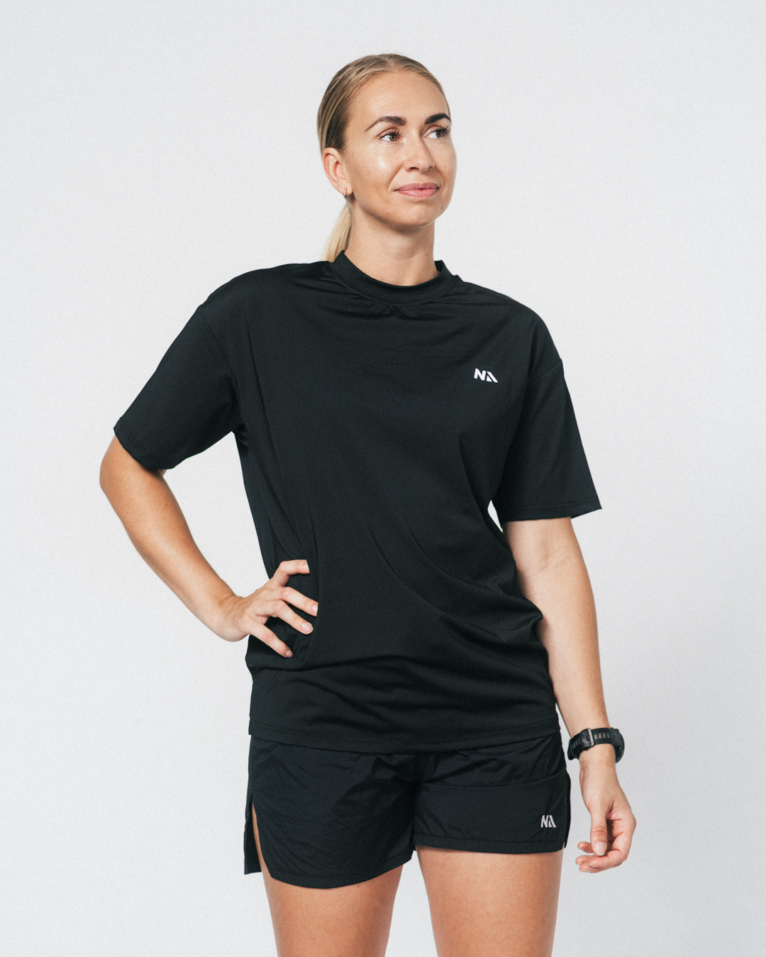 Når du vælger en t-shirt til løb, er det afgørende med den perfekte balance mellem komfort og bevægelsesfrihed – og det er netop, hvad du får med din nye Running T-shirt fra Naturlig Atlet.

T-shirten er designet i et sporty hverdagsfit, der sidder godt på alle. Det bløde, lidt tungere materiale kombinerer høj åndbarhed med effektiv svedtransport, hvilket giver dig en let og behagelig fornemmelse på dine løbeture og ved træning i centeret.