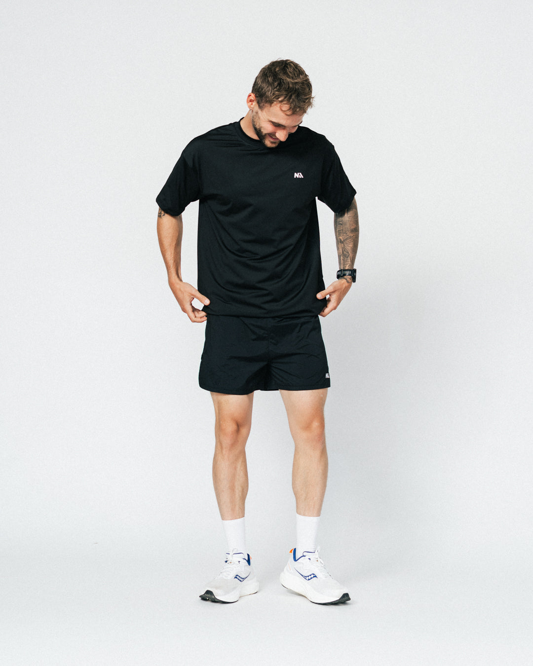 Når du vælger en t-shirt til løb, er det afgørende med den perfekte balance mellem komfort og bevægelsesfrihed – og det er netop, hvad du får med din nye Running T-shirt fra Naturlig Atlet.

T-shirten er designet i et sporty hverdagsfit, der sidder godt på alle. Det bløde, lidt tungere materiale kombinerer høj åndbarhed med effektiv svedtransport, hvilket giver dig en let og behagelig fornemmelse på dine løbeture og ved træning i centeret.