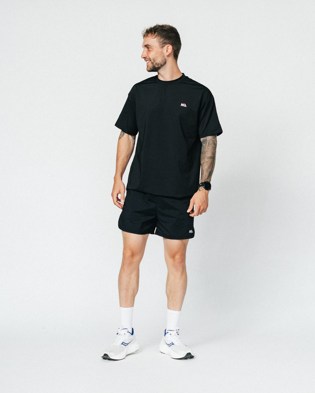 Et minimalistisk design kombineret med fuld bevægelighed og et ultra letvægts materiale, gør vores Running shorts til det oplagte valgt, uanset om du er begynder eller en rutineret løber.

Hver detalje, fra den strategiske slids i siden til valget af snøre, er nøje udvalgt med ét formål: at forene komfort og performance, så du bare skal fokusere på at yde det du kan under din træning. 