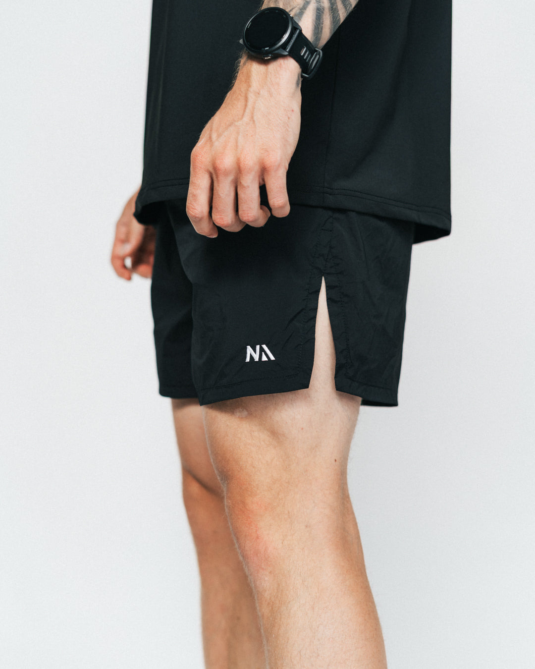 Et minimalistisk design kombineret med fuld bevægelighed og et ultra letvægts materiale, gør vores Running shorts til det oplagte valgt, uanset om du er begynder eller en rutineret løber.

Hver detalje, fra den strategiske slids i siden til valget af snøre, er nøje udvalgt med ét formål: at forene komfort og performance, så du bare skal fokusere på at yde det du kan under din træning. 