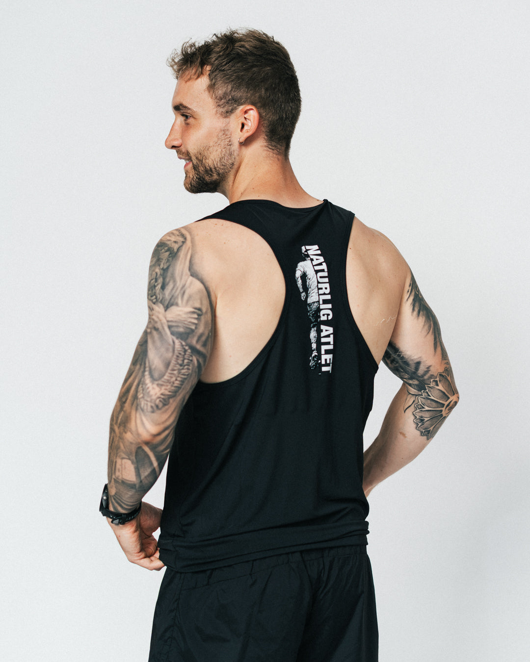 Uanset om du er ny til løb eller erfaren ultraløber, er din nye Running Singlet fra Naturlig Atlet designet til at følge dig hele vejen. Denne letvægts løbe-singlet kombinerer høj åndbarhed med fuld bevægelsesfrihed – perfekt til både varme sommerløb, intervaltræning og lange ture.

Pasformen er sporty og funktionel, med et minimalistisk design, der giver dig friheden til at præstere det DU kan.

Det oplagte valg til dig der skal i gang med løb eller den erfarne der søger en kompromisløs singlet.
