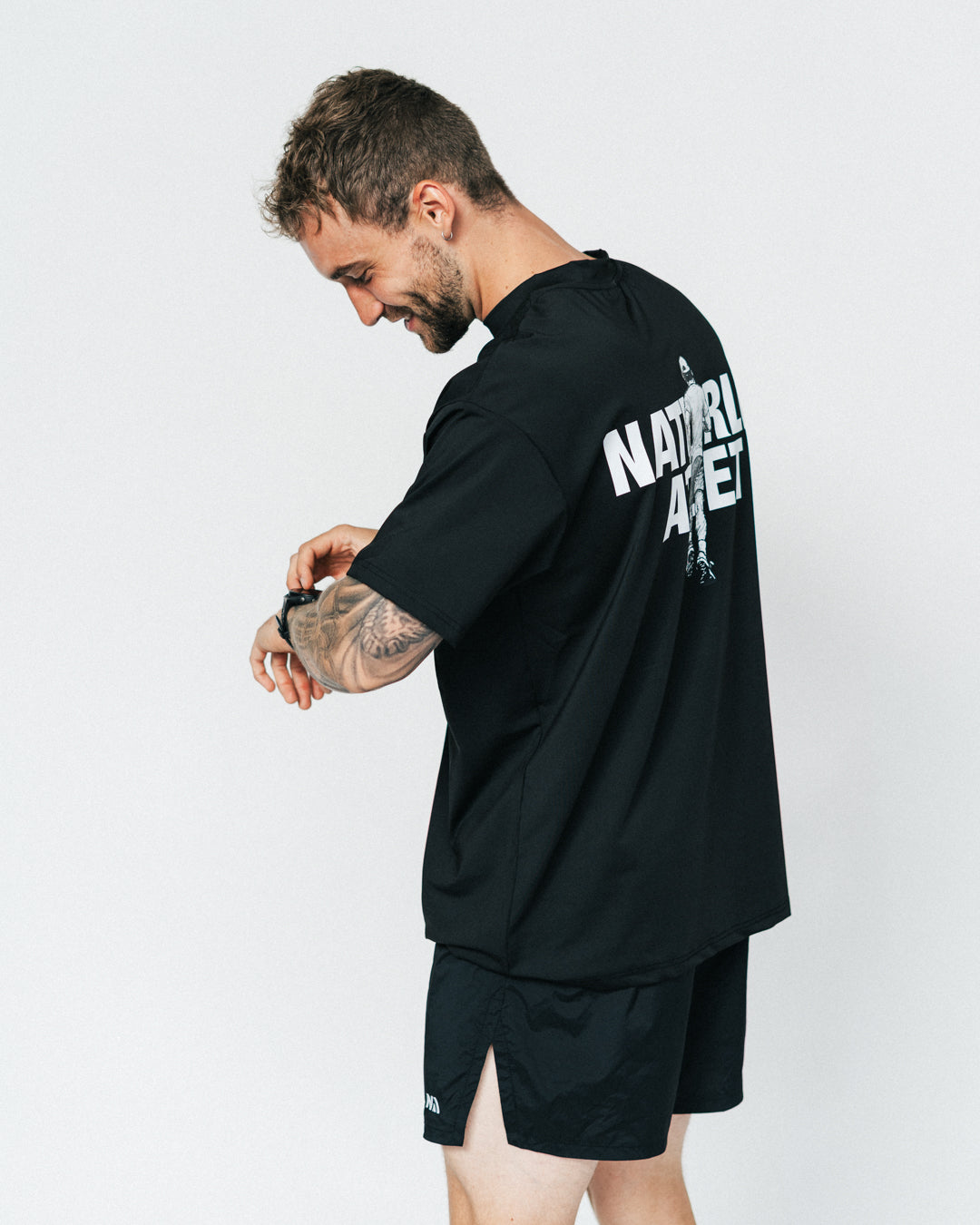 Når du vælger en t-shirt til løb, er det afgørende med den perfekte balance mellem komfort og bevægelsesfrihed – og det er netop, hvad du får med din nye Running T-shirt fra Naturlig Atlet.

T-shirten er designet i et sporty hverdagsfit, der sidder godt på alle. Det bløde, lidt tungere materiale kombinerer høj åndbarhed med effektiv svedtransport, hvilket giver dig en let og behagelig fornemmelse på dine løbeture og ved træning i centeret.