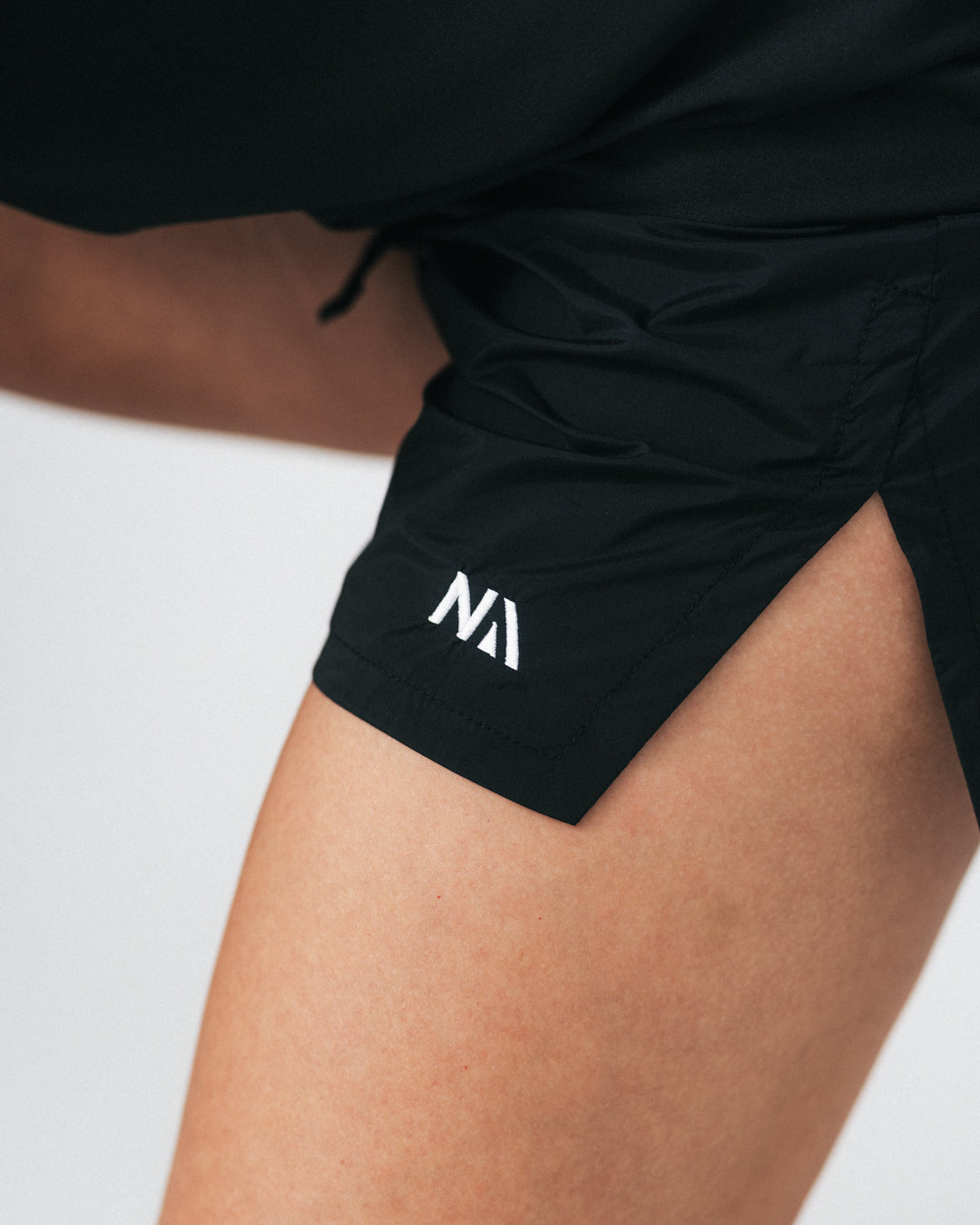 Et minimalistisk design kombineret med fuld bevægelighed og et ultra letvægts materiale, gør vores Running shorts til det oplagte valgt, uanset om du er begynder eller en rutineret løber.

Hver detalje, fra den strategiske slids i siden til valget af snøre, er nøje udvalgt med ét formål: at forene komfort og performance, så du bare skal fokusere på at yde det du kan under din træning. 