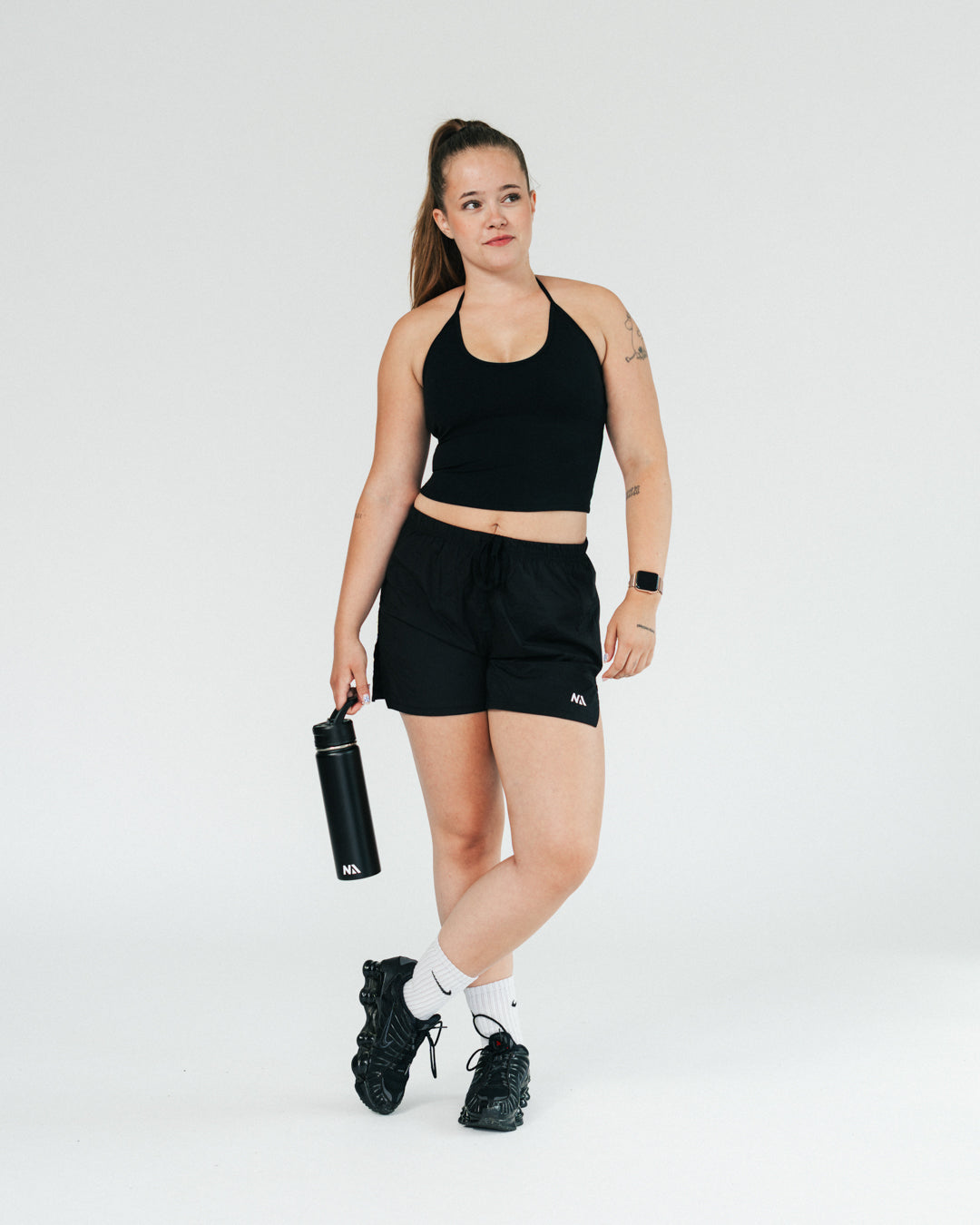 Et minimalistisk design kombineret med fuld bevægelighed og et ultra letvægts materiale, gør vores Running shorts til det oplagte valgt, uanset om du er begynder eller en rutineret løber.

Hver detalje, fra den strategiske slids i siden til valget af snøre, er nøje udvalgt med ét formål: at forene komfort og performance, så du bare skal fokusere på at yde det du kan under din træning. 